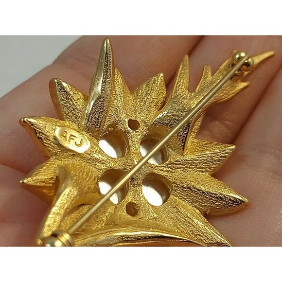 Vintage Ambras Fine Jewelry Co Large Faux Pearl Gold Tone Flower Pin Brooch - Picture 7 of 10
